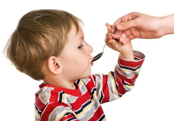 Ребенок принимает таблетки